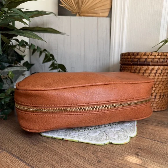 Moda Luxe Henri Tan Vegan Leather Fold Over Expandable Crossbody Bag - Picture 7 of 16